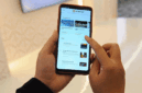 Seseorang sedang mengakses aplikasi Safar dari telepon genggam saat soft launching di Jakarta, Kamis (2/5/2019). Melalui aplikasi Safar, calon jemaah bisa mencari paket umrah yang lebih murah dengan membandingkan beberapa biro travel yang tersedia. (Liputan6.com/Angga Yuniar)