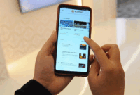 Seseorang sedang mengakses aplikasi Safar dari telepon genggam saat soft launching di Jakarta, Kamis (2/5/2019). Melalui aplikasi Safar, calon jemaah bisa mencari paket umrah yang lebih murah dengan membandingkan beberapa biro travel yang tersedia. (Liputan6.com/Angga Yuniar)