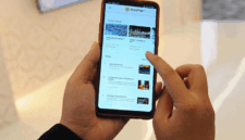 Seseorang sedang mengakses aplikasi Safar dari telepon genggam saat soft launching di Jakarta, Kamis (2/5/2019). Melalui aplikasi Safar, calon jemaah bisa mencari paket umrah yang lebih murah dengan membandingkan beberapa biro travel yang tersedia. (Liputan6.com/Angga Yuniar)