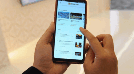 Seseorang sedang mengakses aplikasi Safar dari telepon genggam saat soft launching di Jakarta, Kamis (2/5/2019). Melalui aplikasi Safar, calon jemaah bisa mencari paket umrah yang lebih murah dengan membandingkan beberapa biro travel yang tersedia. (Liputan6.com/Angga Yuniar)