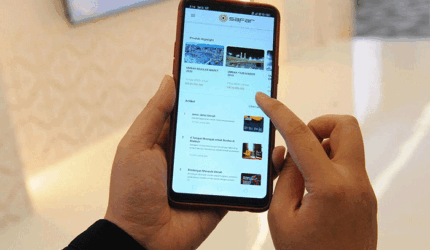 Seseorang sedang mengakses aplikasi Safar dari telepon genggam saat soft launching di Jakarta, Kamis (2/5/2019). Melalui aplikasi Safar, calon jemaah bisa mencari paket umrah yang lebih murah dengan membandingkan beberapa biro travel yang tersedia. (Liputan6.com/Angga Yuniar)