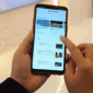 Seseorang sedang mengakses aplikasi Safar dari telepon genggam saat soft launching di Jakarta, Kamis (2/5/2019). Melalui aplikasi Safar, calon jemaah bisa mencari paket umrah yang lebih murah dengan membandingkan beberapa biro travel yang tersedia. (Liputan6.com/Angga Yuniar)