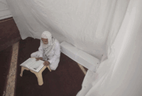Seorang Umat Muslim membaca al-Quran saat melakukan ibadah itikaf di sebuah masjid, di Peshawar , Pakistan, 22 April 2022. Itikaf adalah adalah tinggal atau menetap di dalam masjid dengan niat beribadah untuk mendekatkan diri kepada Allah pada sepuluh hari terakhir Ramadhan. (AP Photo/Muhammad Sajjad)