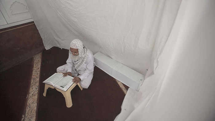 Seorang Umat Muslim membaca al-Quran saat melakukan ibadah itikaf di sebuah masjid, di Peshawar , Pakistan, 22 April 2022. Itikaf adalah adalah tinggal atau menetap di dalam masjid dengan niat beribadah untuk mendekatkan diri kepada Allah pada sepuluh hari terakhir Ramadhan. (AP Photo/Muhammad Sajjad)