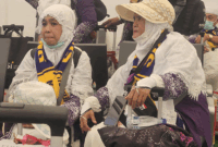 Anisah ditemani Ely menunggu jadwal keberangkatan pesawat dari Bandara Internasional King Abdulaziz Jeddah.