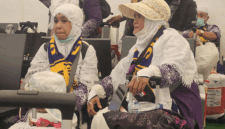 Anisah ditemani Ely menunggu jadwal keberangkatan pesawat dari Bandara Internasional King Abdulaziz Jeddah.