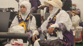 Anisah ditemani Ely menunggu jadwal keberangkatan pesawat dari Bandara Internasional King Abdulaziz Jeddah.