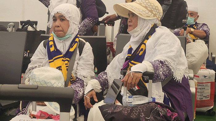 Anisah ditemani Ely menunggu jadwal keberangkatan pesawat dari Bandara Internasional King Abdulaziz Jeddah.