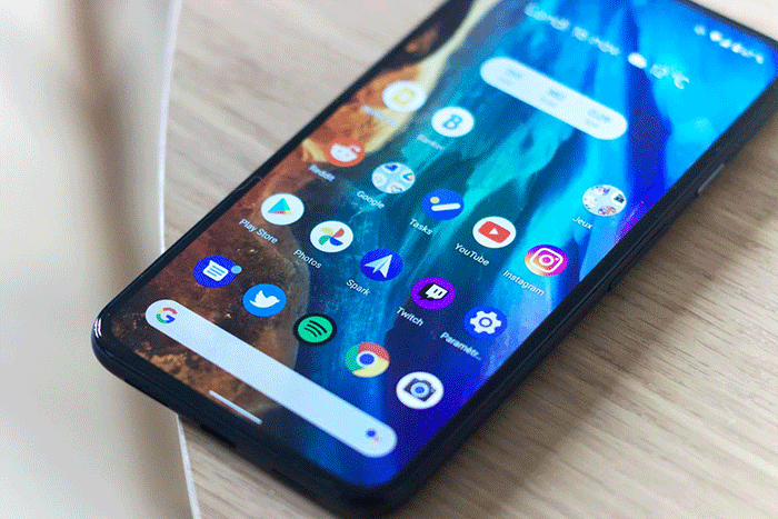 Ilustrasi HP Android lama yang mulai lemot.(Unsplash/Adrien)

