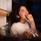 Ilustrasi emotional eating. Kebiasaan mengonsumsi camilan di malam hari ternyata dapat mengacaukan sistem metabolisme dan memicu lonjakan gula darah.(FREEPIK)