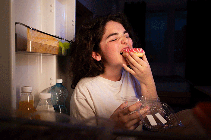 Ilustrasi emotional eating. Kebiasaan mengonsumsi camilan di malam hari ternyata dapat mengacaukan sistem metabolisme dan memicu lonjakan gula darah.(FREEPIK)