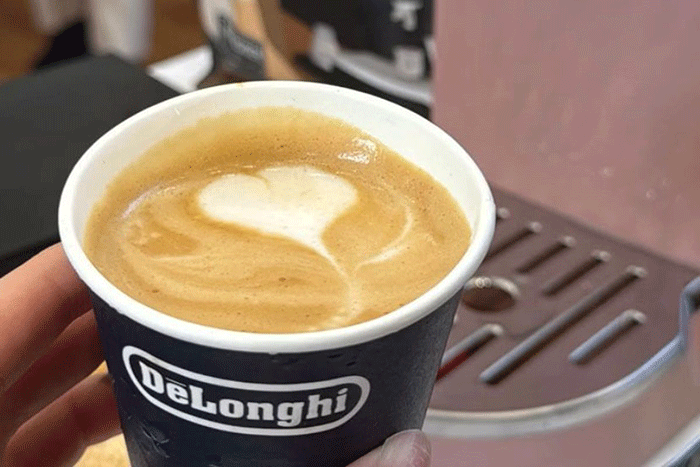 Salah satu kopi racikan pengunjung De'Longhi, tepat yang menjadi tren serasa menyeduh kopi di rumah yang tidak hanya demi efisiensi, tetapi juga karena adanya kepuasan tersendiri saat meracik sesuai selera yang ada di Galaxy Mall Surabaya, Jawa Timur.