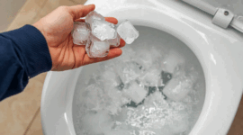 Tren membersihkan toilet menggunakan es batu kembali ramai diperbincangkan di media sosial. Cara sederhana ini diklaim mampu membantu membersihkan noda membandel di kloset hanya dengan memanfaatkan es batu dari freezer. (Dailygalaxy)