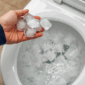 Tren membersihkan toilet menggunakan es batu kembali ramai diperbincangkan di media sosial. Cara sederhana ini diklaim mampu membantu membersihkan noda membandel di kloset hanya dengan memanfaatkan es batu dari freezer. (Dailygalaxy)
