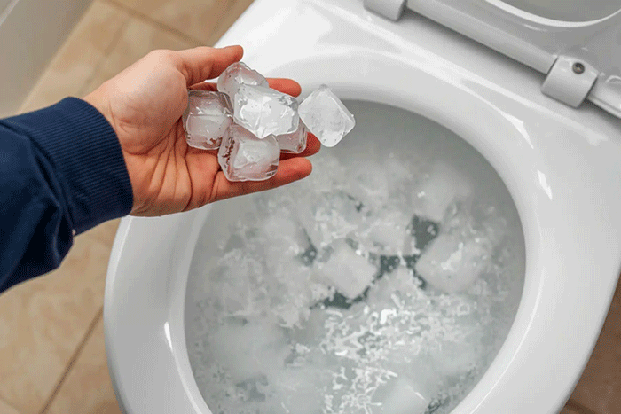Tren membersihkan toilet menggunakan es batu kembali ramai diperbincangkan di media sosial. Cara sederhana ini diklaim mampu membantu membersihkan noda membandel di kloset hanya dengan memanfaatkan es batu dari freezer. (Dailygalaxy)