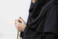 Ilustrasi wanita muslim berzikir sambil memegang tasbih. (Foto: Freepik)