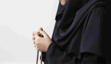 Ilustrasi wanita muslim berzikir sambil memegang tasbih. (Foto: Freepik)