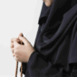 Ilustrasi wanita muslim berzikir sambil memegang tasbih. (Foto: Freepik)