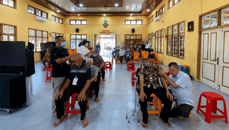 Peserta seminar Longevitalogy gelar bakti sosial.