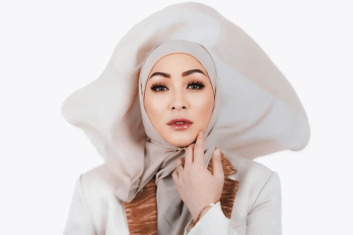 8 Artis Jadi Mualaf karena Menikah, Ada yang Perdalam Islam di Dalam Penjara. (Foto: Instagram/@angelinasondakh09)