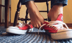 Gak Perlu Cuci! 6 Trik Simpel Bikin Sepatu Bebas Bau