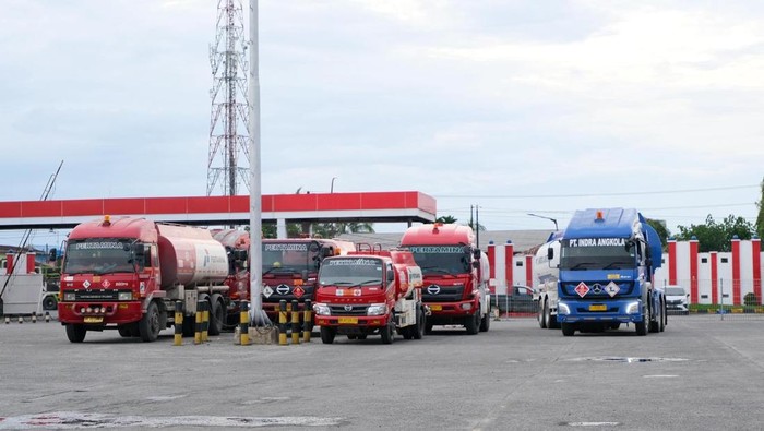 Foto: Mobil tangki Pertamina bersiap mengangkut BBM untuk penyaluran ke wilayah Tapanuli Utara. (dok Pertamina Patra Niaga Sumbagut)