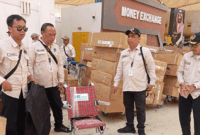 Penerimaan donasi 300 kursi roda dari BSI di Bandara Internasional King Abdulaziz, Jeddah, Arab Saudi. (Dok Media Center Haji 2026)