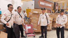 Penerimaan donasi 300 kursi roda dari BSI di Bandara Internasional King Abdulaziz, Jeddah, Arab Saudi. (Dok Media Center Haji 2026)