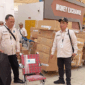 Penerimaan donasi 300 kursi roda dari BSI di Bandara Internasional King Abdulaziz, Jeddah, Arab Saudi. (Dok Media Center Haji 2026)