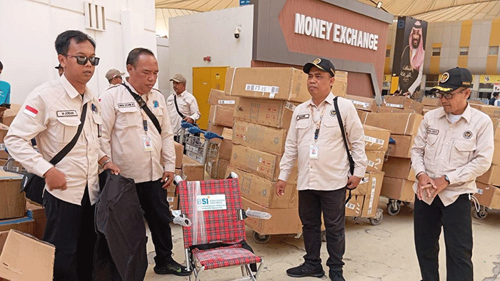 Penerimaan donasi 300 kursi roda dari BSI di Bandara Internasional King Abdulaziz, Jeddah, Arab Saudi. (Dok Media Center Haji 2026)