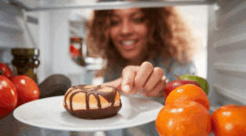 Ilustrasi. Perasaan bahagia setelah makan makanan manis ada kaitannya dengan cara kerja otak dan hormon tertentu. (iStock/monkeybusinessimages)
