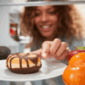 Ilustrasi. Perasaan bahagia setelah makan makanan manis ada kaitannya dengan cara kerja otak dan hormon tertentu. (iStock/monkeybusinessimages)