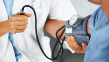 Ilustrasi Ratusan ribu anak di Indonesia terdeteksi hipertensi. Dokter ungkap pemicunya, dari kelainan jantung hingga gaya hidup buruk.. (iStock/GlobalStock)