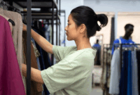 Ilustrasi. Ternyata, orang yang pakai baju itu-itu saja padahal di lemari ada banyak baju punya ciri kepribadian berikut ini. (freepik.com/freepik)