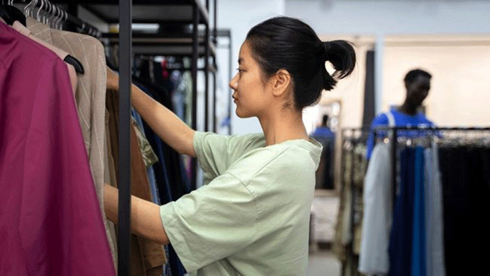 Ilustrasi. Ternyata, orang yang pakai baju itu-itu saja padahal di lemari ada banyak baju punya ciri kepribadian berikut ini. (freepik.com/freepik)