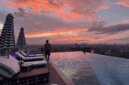 Tak sekadar staycation biasa, The Trans Luxury Hotel Surabaya menawarkan pengalaman premium menikmati fajar dan senja di tempat yang sama. (CNN Indonesia/Farid)