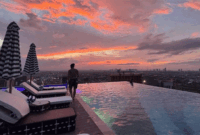 Tak sekadar staycation biasa, The Trans Luxury Hotel Surabaya menawarkan pengalaman premium menikmati fajar dan senja di tempat yang sama. (CNN Indonesia/Farid)