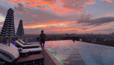 Tak sekadar staycation biasa, The Trans Luxury Hotel Surabaya menawarkan pengalaman premium menikmati fajar dan senja di tempat yang sama. (CNN Indonesia/Farid)