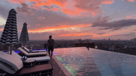 Tak sekadar staycation biasa, The Trans Luxury Hotel Surabaya menawarkan pengalaman premium menikmati fajar dan senja di tempat yang sama. (CNN Indonesia/Farid)