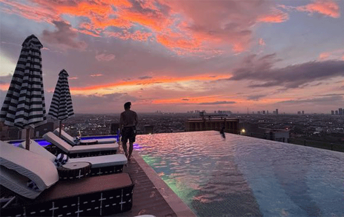 Tak sekadar staycation biasa, The Trans Luxury Hotel Surabaya menawarkan pengalaman premium menikmati fajar dan senja di tempat yang sama. (CNN Indonesia/Farid)