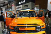 Di sisi lain merek China, iCar, meluncurkan model V23, dan merek Vietnam VinFast luncurkan MPV 7-seater terbarunya Limo Green. Tampak dalam foto, pengunjung melihat iCar V23, kendaraan listrik dari sub-merek produsen mobil Tiongkok, Chery Group, selama Pameran Motor Internasional Indonesia di Jakarta, Sabtu 7 Februari 2026. (AP Photo/Tatan Syuflana)
