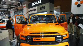 Di sisi lain merek China, iCar, meluncurkan model V23, dan merek Vietnam VinFast luncurkan MPV 7-seater terbarunya Limo Green. Tampak dalam foto, pengunjung melihat iCar V23, kendaraan listrik dari sub-merek produsen mobil Tiongkok, Chery Group, selama Pameran Motor Internasional Indonesia di Jakarta, Sabtu 7 Februari 2026. (AP Photo/Tatan Syuflana)