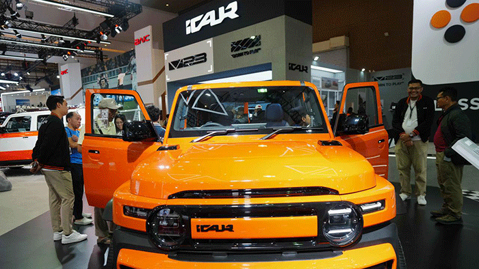 Di sisi lain merek China, iCar, meluncurkan model V23, dan merek Vietnam VinFast luncurkan MPV 7-seater terbarunya Limo Green. Tampak dalam foto, pengunjung melihat iCar V23, kendaraan listrik dari sub-merek produsen mobil Tiongkok, Chery Group, selama Pameran Motor Internasional Indonesia di Jakarta, Sabtu 7 Februari 2026. (AP Photo/Tatan Syuflana)