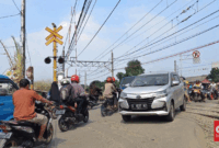 Mesin mendadak mati dan roda tersangkut menjadi sebagian alasan kendaraan bisa tiba-tiba mogok di perlintasan kereta. (CNN Indonesia/Lina Itafiana)