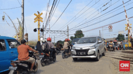 Mesin mendadak mati dan roda tersangkut menjadi sebagian alasan kendaraan bisa tiba-tiba mogok di perlintasan kereta. (CNN Indonesia/Lina Itafiana)