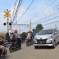 Mesin mendadak mati dan roda tersangkut menjadi sebagian alasan kendaraan bisa tiba-tiba mogok di perlintasan kereta. (CNN Indonesia/Lina Itafiana)