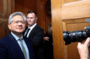 Foto: Pendiri dan CEO Nvidia, Jensen Huang, tiba untuk pertemuan dengan Komite Perbankan Senat di Capitol Hill di Washington, D.C., AS, 3 Desember 2025. (REUTERS/Evelyn Hockstein)