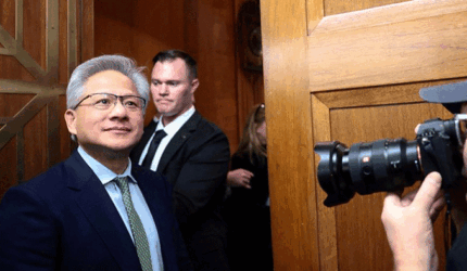 Foto: Pendiri dan CEO Nvidia, Jensen Huang, tiba untuk pertemuan dengan Komite Perbankan Senat di Capitol Hill di Washington, D.C., AS, 3 Desember 2025. (REUTERS/Evelyn Hockstein)