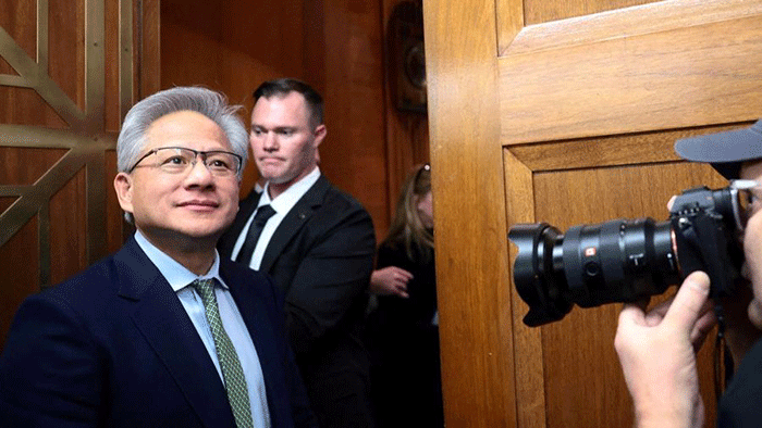 Foto: Pendiri dan CEO Nvidia, Jensen Huang, tiba untuk pertemuan dengan Komite Perbankan Senat di Capitol Hill di Washington, D.C., AS, 3 Desember 2025. (REUTERS/Evelyn Hockstein)