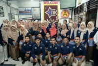 Menkomdigi Meutya Hafid bersama peserta pelatihan jaringan fiber optik untuk siswa SMK di SMK Multi Karya Medan, Sumatera Utara, Sabtu (13/6/2026). ( poto :ANTARA )